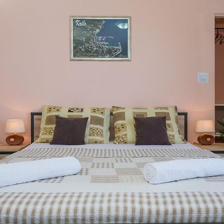 Apartments Verica - 15m from beach Krilo Exterior foto