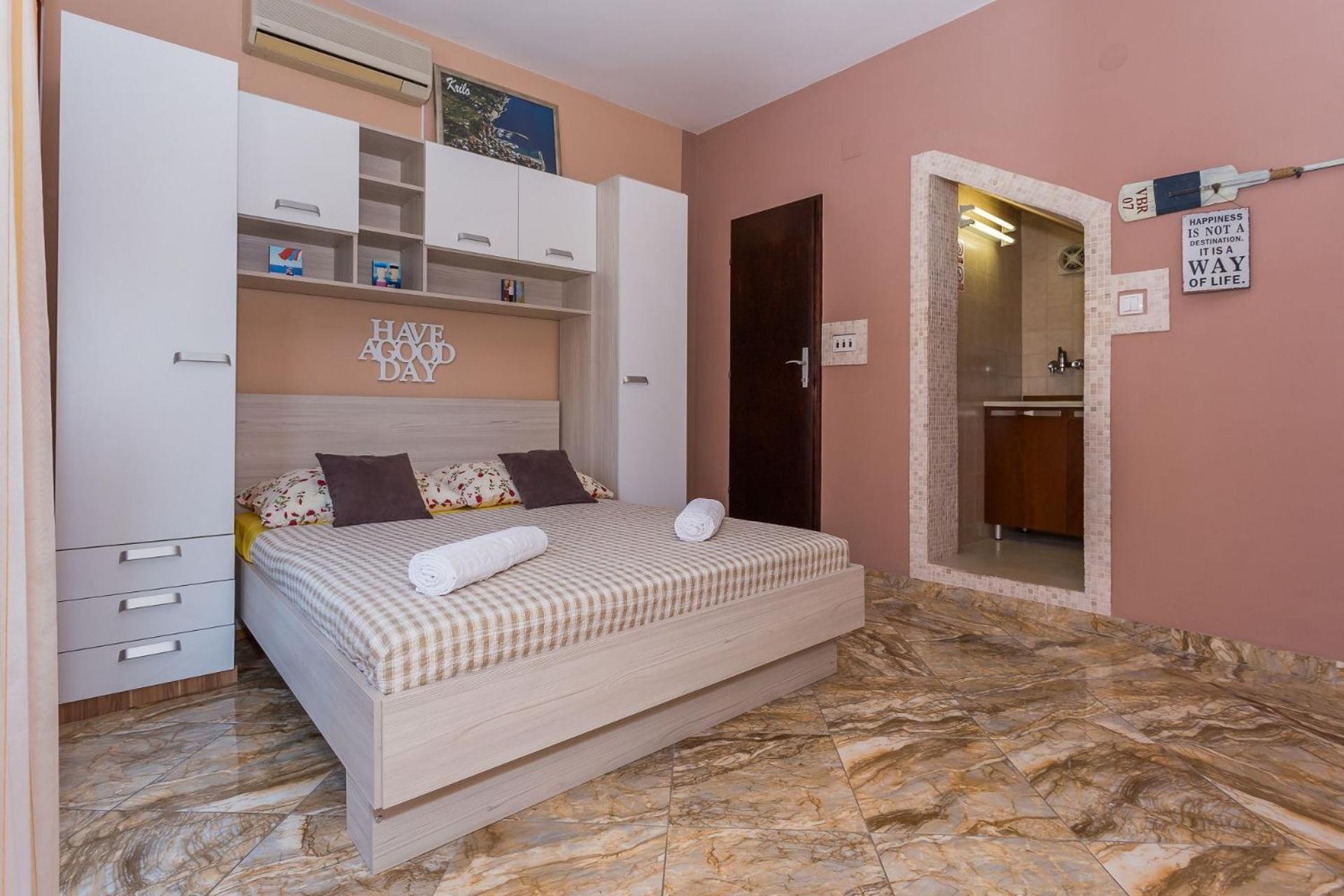Apartments Verica - 15m from beach Krilo Exterior foto